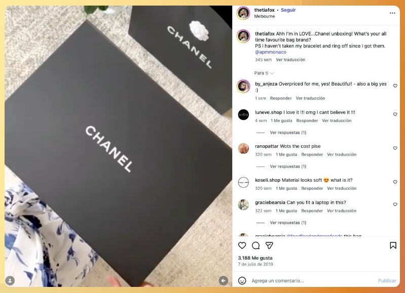 Caja negra de Chanel abierta. Unboxing en Instagram.
